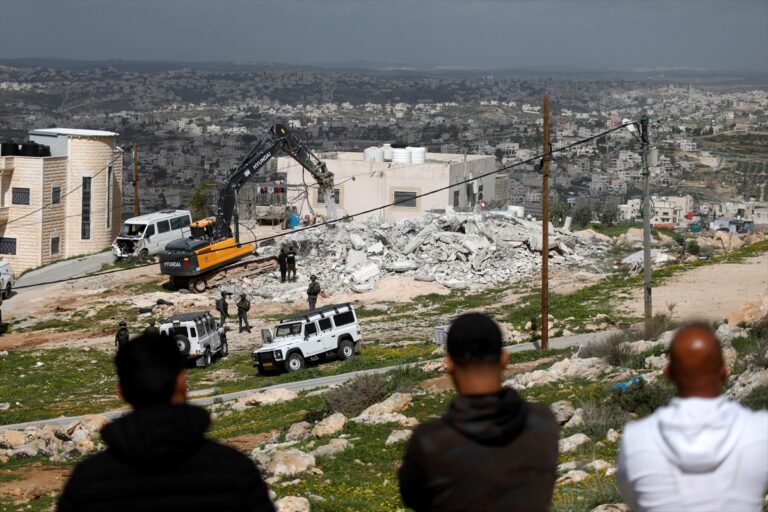Illegal Israeli settlers storm Hebron’s Old City under military protection